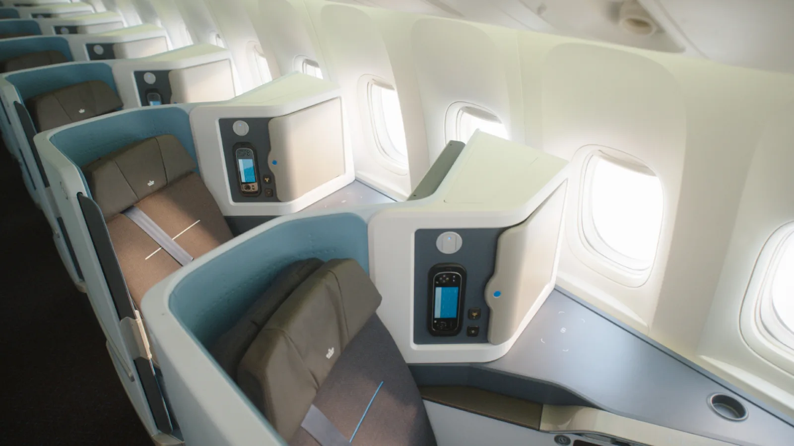 KLM Boeing 777 World Business Class cabin, what Flying Blue Platinum status helps unlock.
